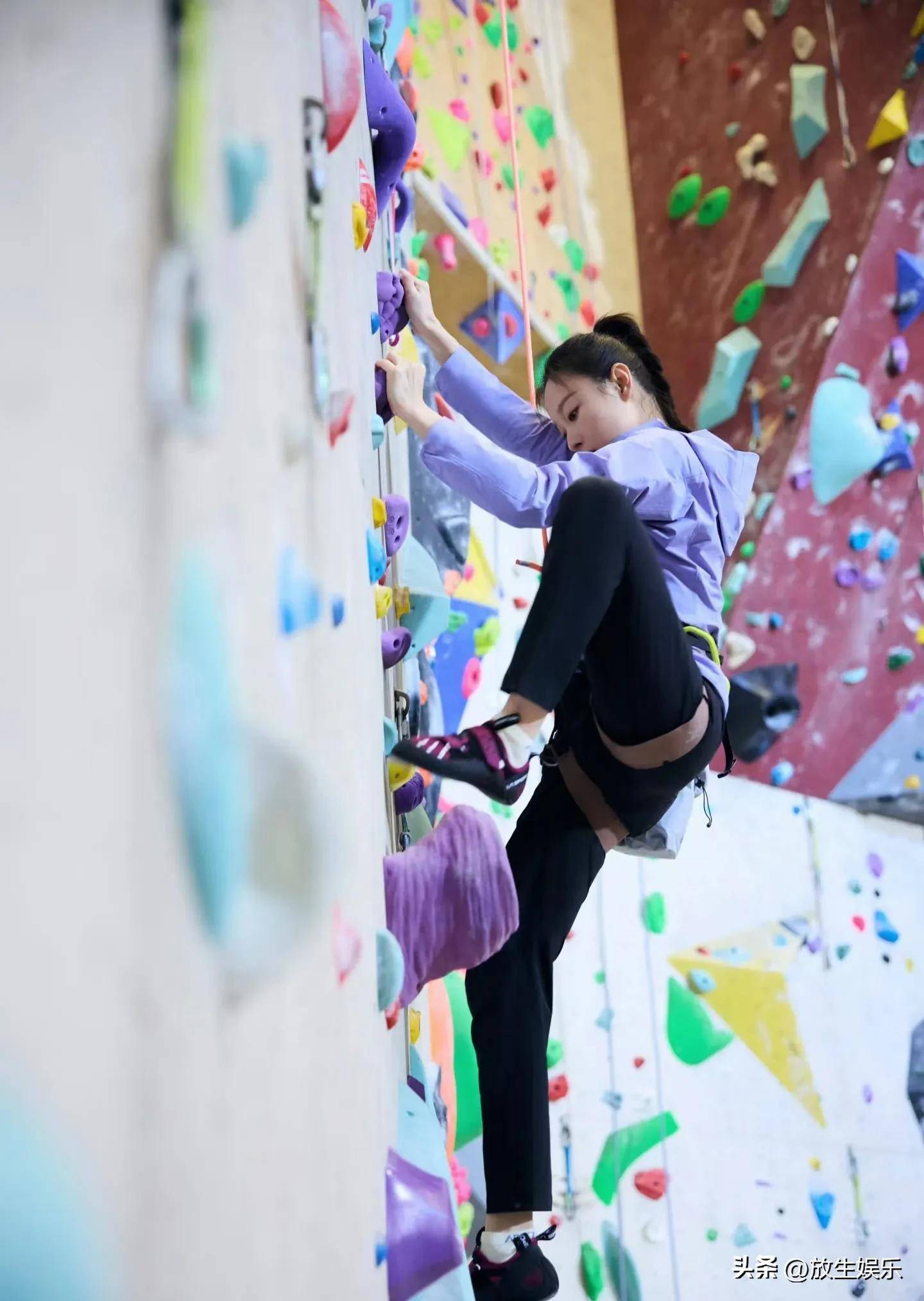 爱游戏娱乐平台-高山攀岩惊险比赛，追求巅峰的勇气