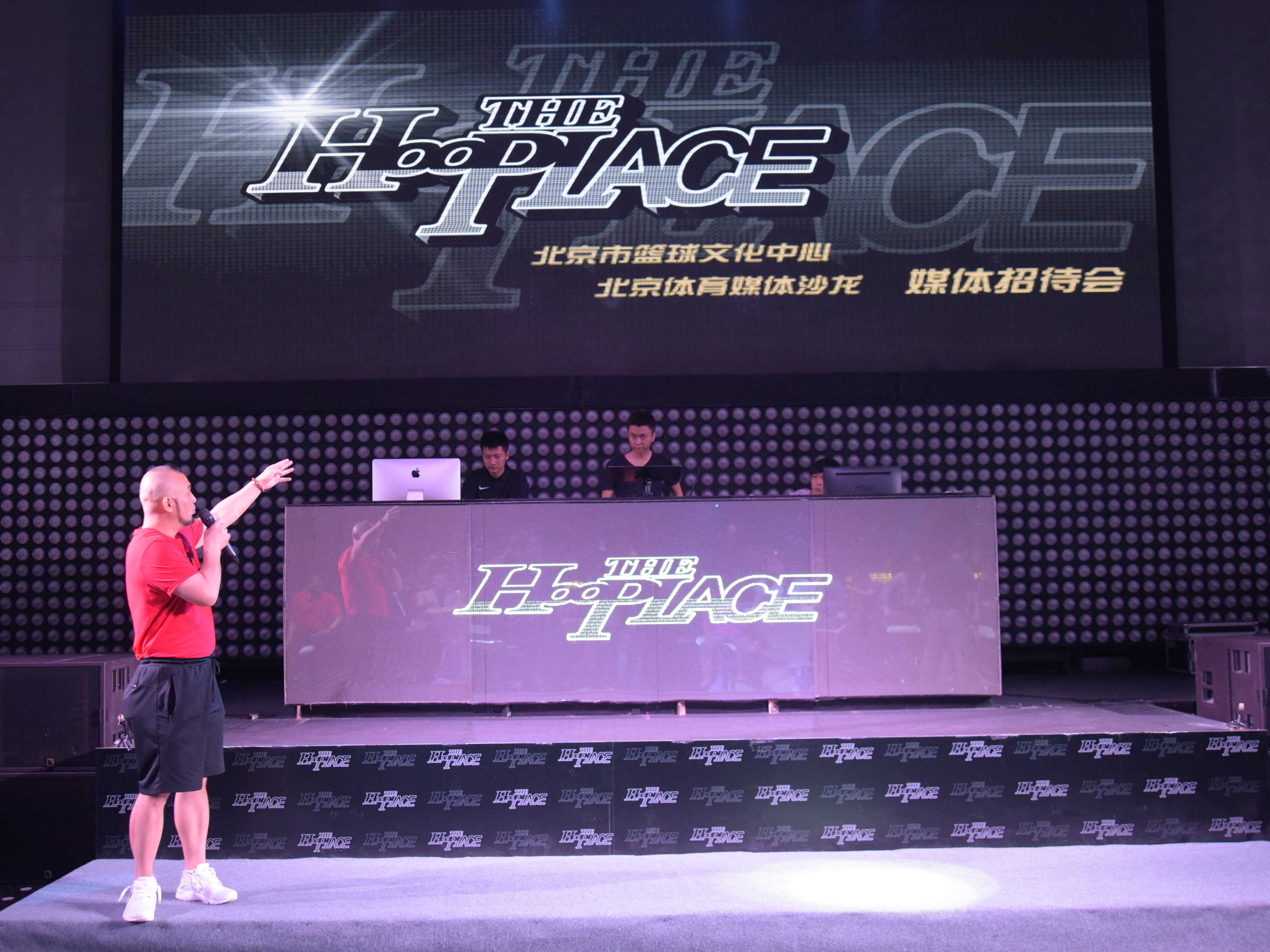 包含特色篮球文化与城市夜景相结合，打造夜间体育娱乐新地标的词条