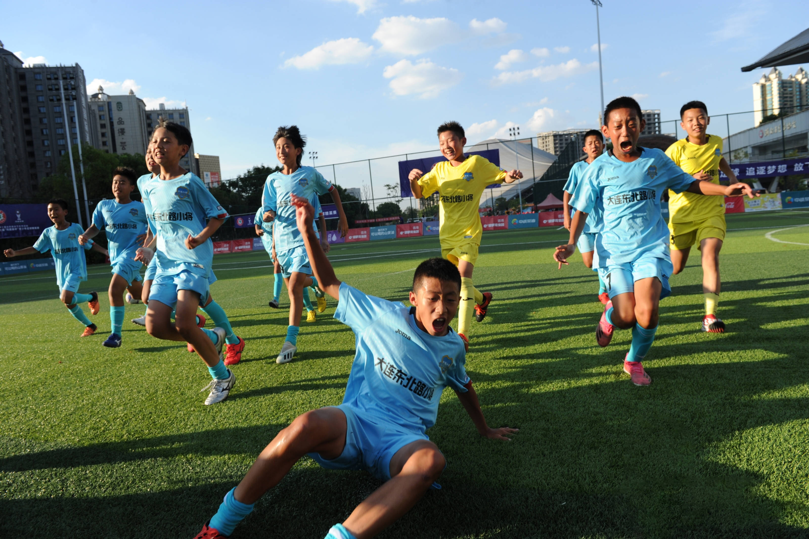 包含爱游戏体育:中国足球“校园足球”变“负担”,学生:踢球不如“刷抖音”!的词条 包含爱游戏体育:中国足球“校园足球”变“负担”,学生:踢球不如“刷抖音”!的词条