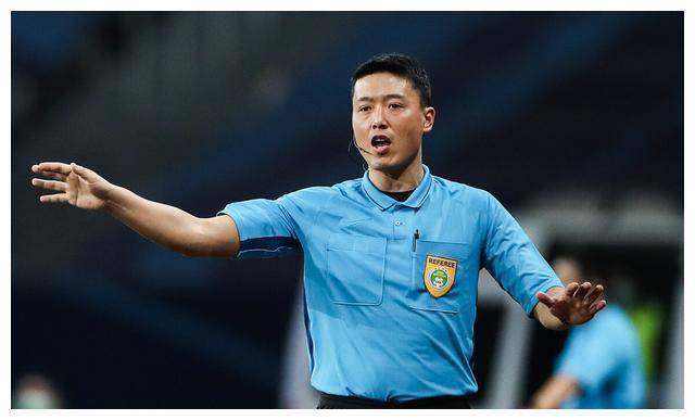 爱游戏体育:中超联赛裁判：接受赛后评估，提升执法水平的简单介绍