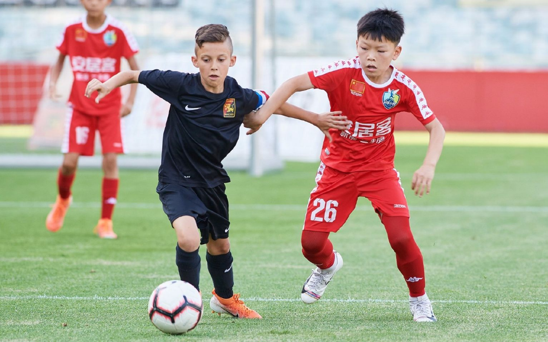 爱游戏体育:中国足球留洋球员：在欧洲联赛取得进球，赢得球迷赞誉的简单介绍