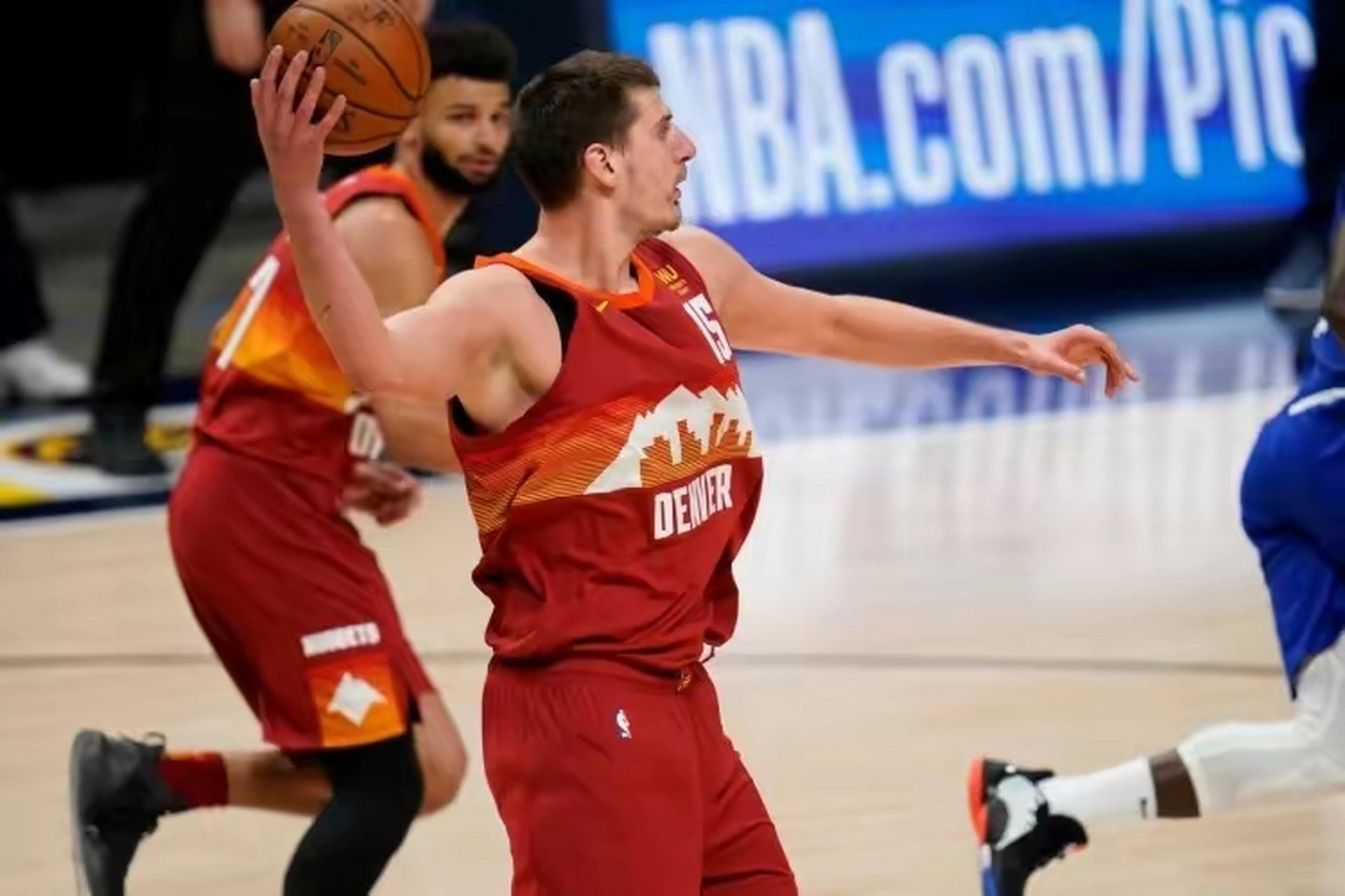 包含爱游戏体育：凯尔特人队防守策略：如何限制约基奇的策应能力？的词条